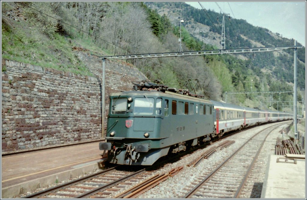 Ein SBB Ae 6/6 zieht den EC  Mattehorn  Brig - Wiesbaden ber den Ltschberg. 
Mai 1995