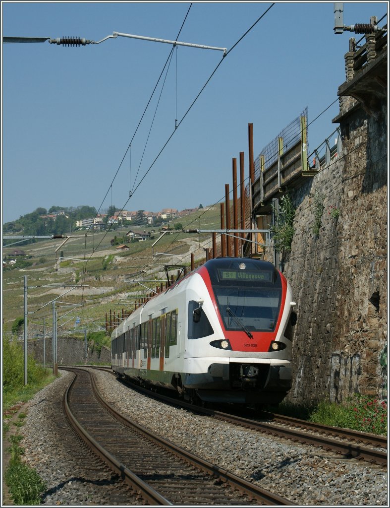 Ein SBB Flirt 523 028 auf dem Weg nach Villenveuve kurz vor dem Halt St-Saphorin am 26. April 2011.