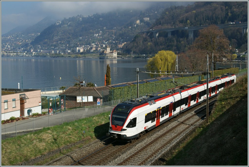 Ein SBB  Flirt RABe 523 verlässt Villeneuve als S1 Richtung Yverdon. 
29.03.2011