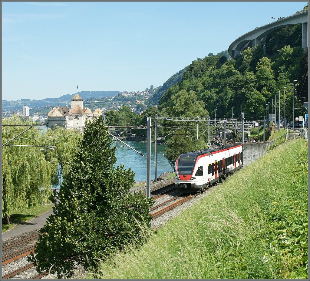 Ein SBB Flirt RABe 523 erreicht in Kürze sein Ziel Villeneuve. 
4. Juli 2011