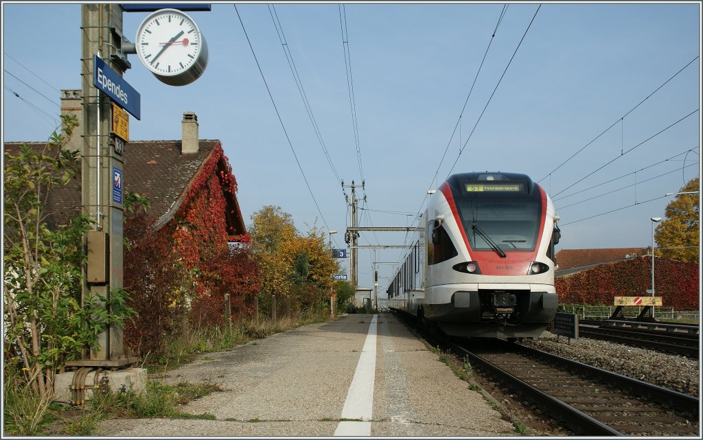 Ein SBB Flirt RABe 523 als S1 verlässt  Ependes. 
31. Okt. 2011