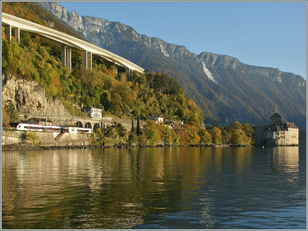 Ein SBB Flirt RABe 523 beim Halt beim Château de Chillon.

30. Okt. 2012