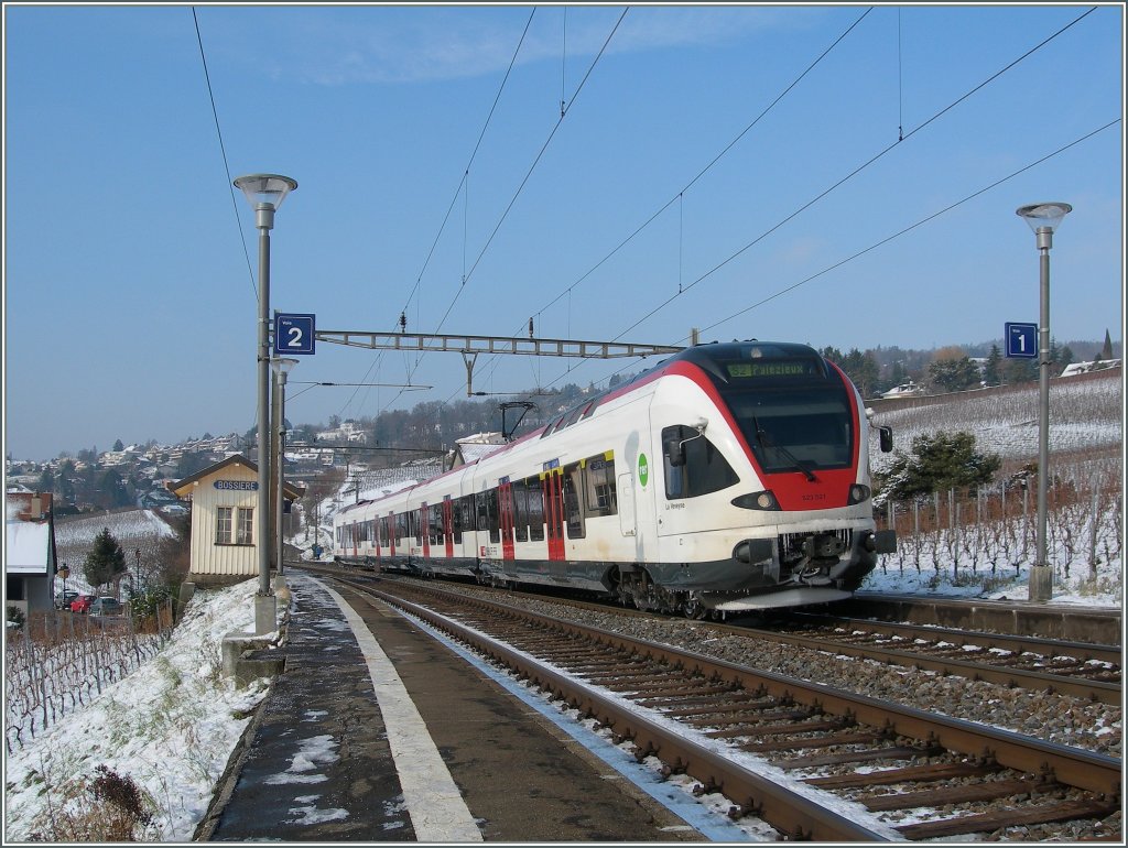 Ein SBB Flirt RABe 523 als S2 nach Palézieux beim Halt in Bossière.

1. Feb. 2012