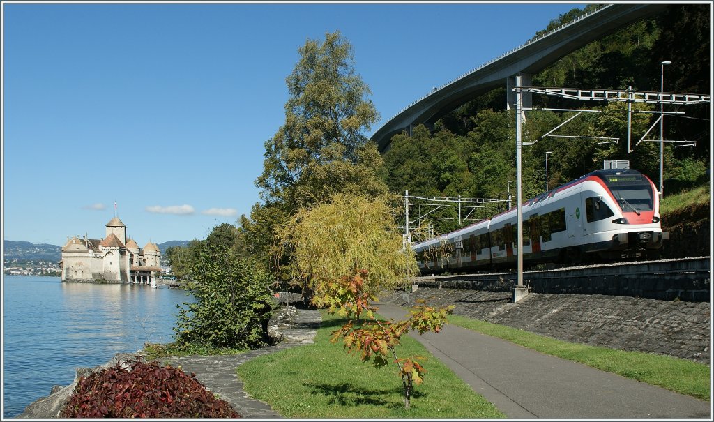 Ein SBB Flirt RABe 523 auf dem Weg nach Lausanne in der Herbstlicher Umgebung des Château de Chillon.

28. Sept. 2012