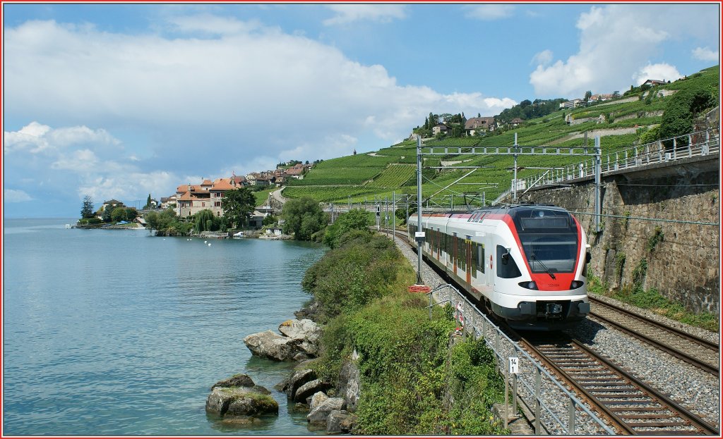 Ein SBB Flirt RABe 523 bei Rivaz. 

3. August 2010