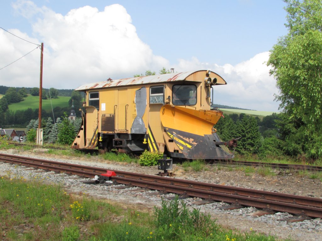 Ein Schneepflug stand am 12.Juli.2013 abgestellt in Cranzahl 