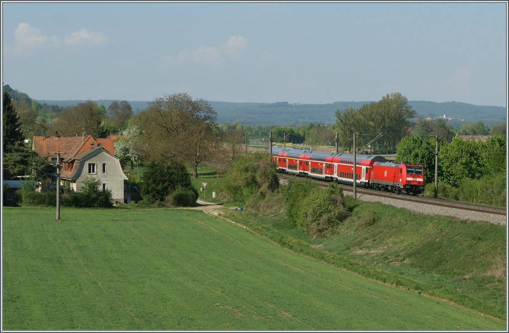 Ein  Schwarzwlder  RE auf dem Weg nach Baden Baden bei Singen.
22.04.20111  