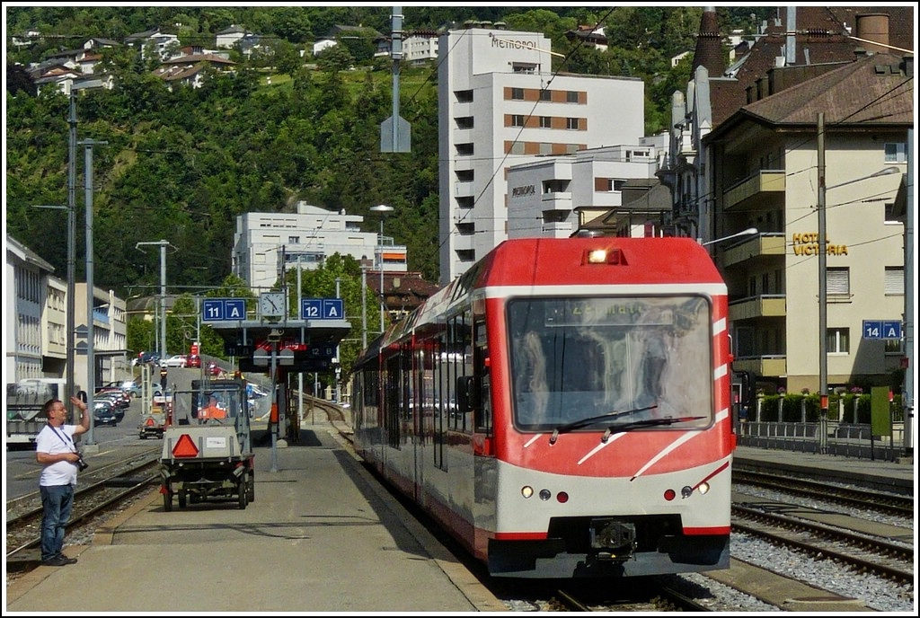 Ein sehr freundlicher Bahnfotograf in Brig. 28.05.2012 (Hans)