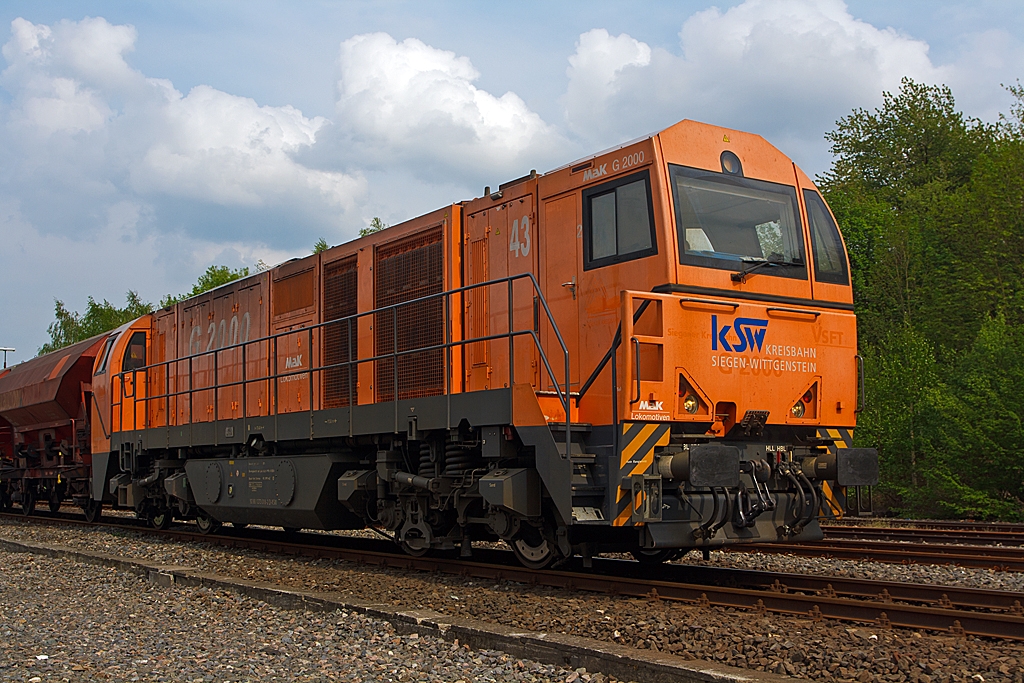 Ein sehr ungewohnter Besuch in Herdorf am 08.05.2013 (Ich habe sie hier noch nie gesehen).....

Nachdem die Lok 43 der KSW (Kreisbahn Siegen-Wittgenstein) einen beladenen Coilgterzug gebracht hat, nimmt sie nun einen Gterzug mit  leeren wieder mit, den sie bis nach Kreuztal befrdert. Dort besteht Anschluss an Zge der DB Schenker Rail Deutschland AG.

Die Lok 43 der KSW ist eine asymmetrische MaK G 2000 BB. Sie wurde 2002 bei Vossloh unter der Fabriknummer 1001327 gebaut und hat einen Caterpillar Motor 3516 B-HD mit 2.240 kW Leitung, die Hchstgeschwindigkeit betrgt 120 km/h. Sie hat die NVR-Nummer: 92 80 1273 018-2 D-KSW.