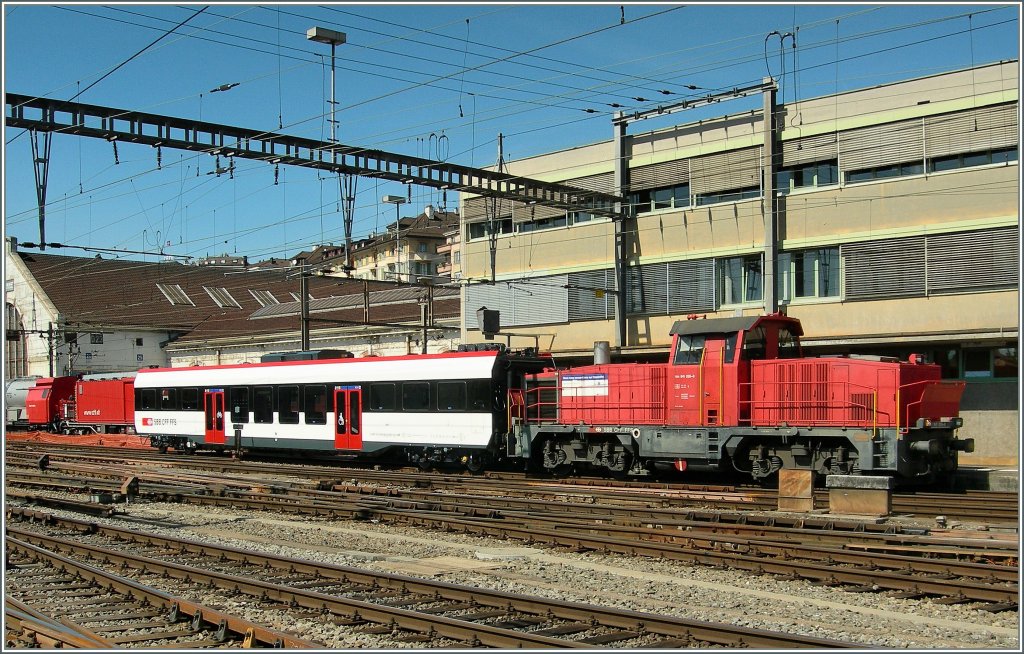 Ein seltenes Gespann: Am 841 026-8 mit einem Domino Zwischenwagen in Lausanne am 13. April 2011.