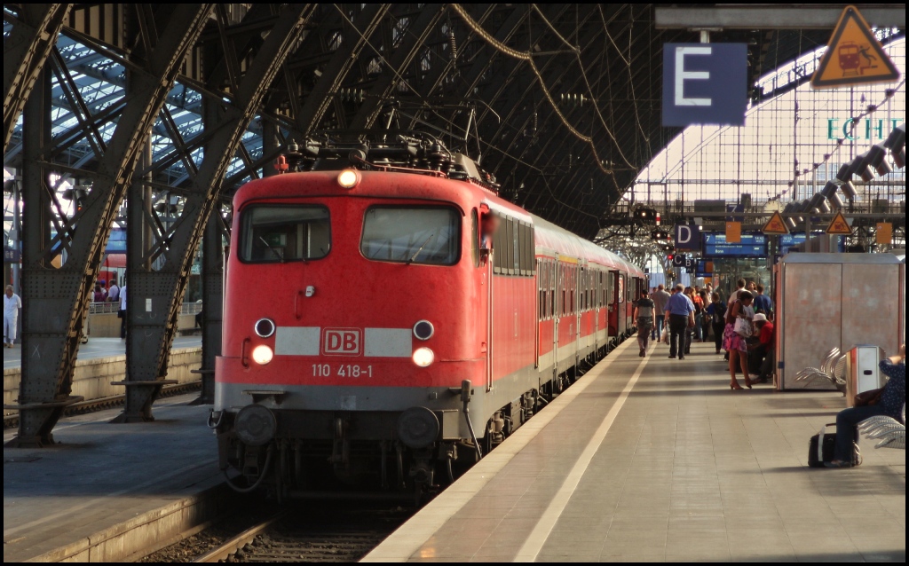 Ein  Sonderpendelzug  zum NRW-Tag in Bonn wurde am 01.10.11 mit 110 418 bespannt. Hier beim Zwischenhalt in Kln Hbf.