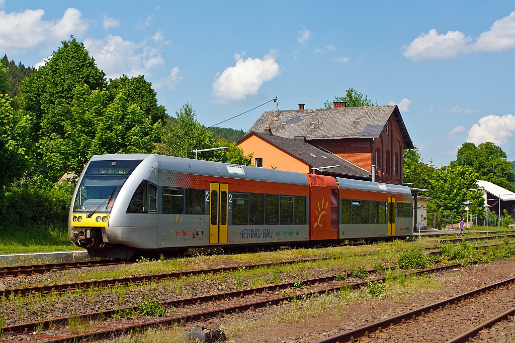 Ein Stadler GTW 2/6 der Hellertalbahn als RB 96 (Zug-Nr. 90422) Neunkirchen-Herdorf-Betzdorf/Sieg, fhrt am 24.05.2012 vom Bahnhof Herdorf weiter in Richtung Betzdorf(Sieg). Die Zugzielanzeige ist hier falsch.