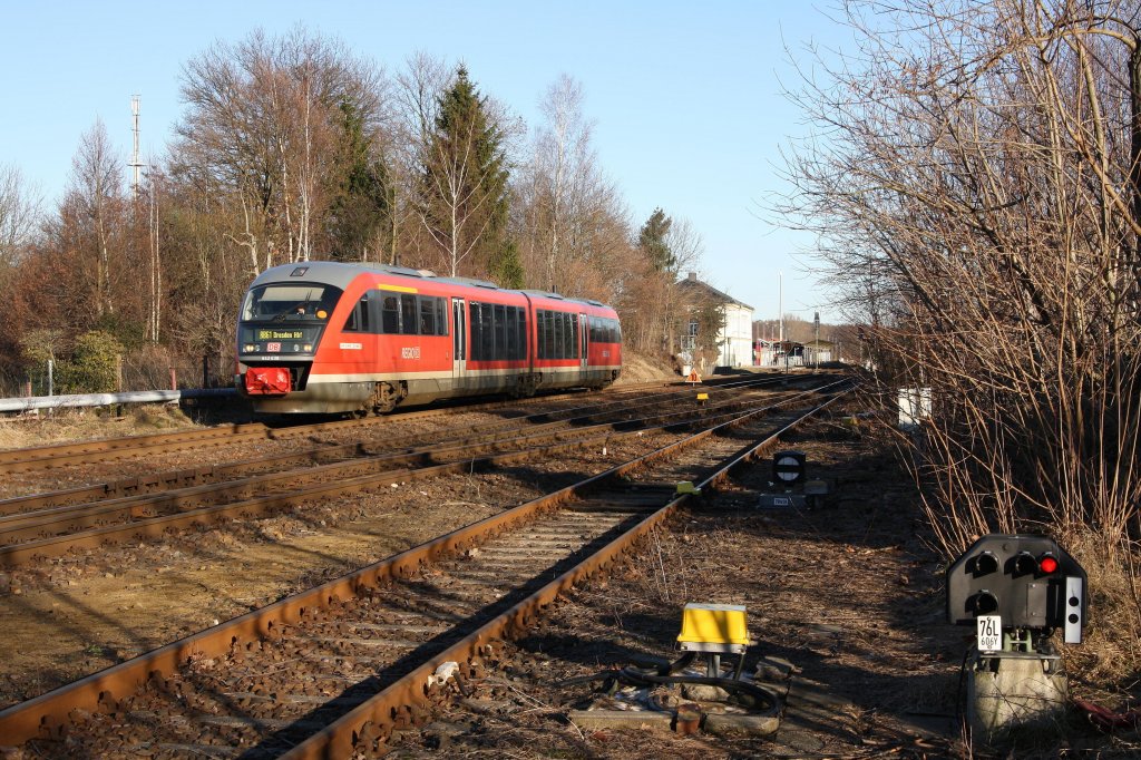 Ein Stammgast auf den Relationen Dresden - Grlitz und Dresden - Zittau ist der 642 638-1. Hier fhrt er in Bischofswerda gerade am 28.12.2012 als RB 61 nach Dresden Hbf.