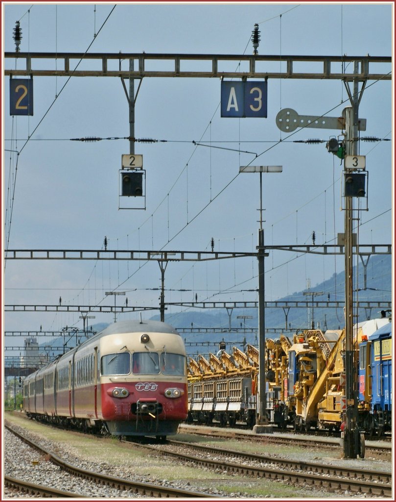 Ein Trans Europa Express in einem Rangierbahnhof ist schon was besonders, und das Formsignal das  i -Tpfelchen dazu...
RB Biel am 8. Mai 2009