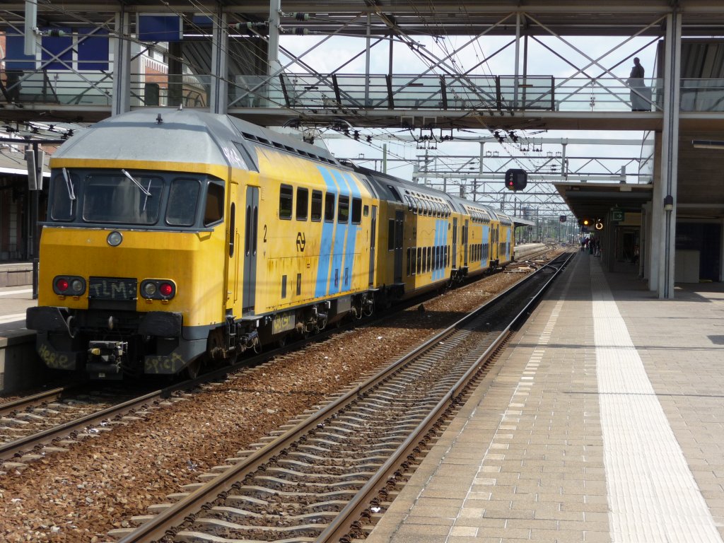 Ein Triebwagen der Bauart mDDM fhrt am 29.05.2010 in den Bahnhof Dordrecht ein.