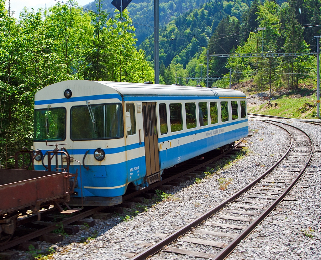 Ein tristes Dasein fr den Steuerwagen MOB ABt 5304 (Baujahr 1979) abgestellt am 28.05.2012 in La Tine, aufgenommen aus fahrendem Zug. 