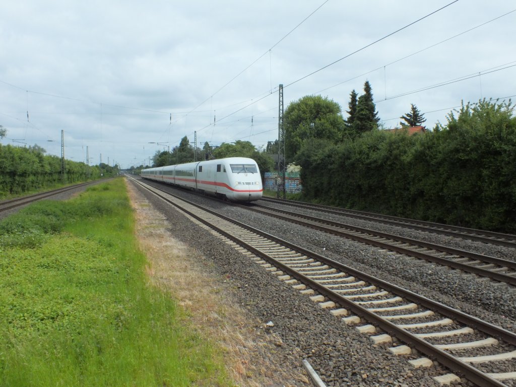 Ein unerkannt gebliebener ICE2 ist am 3.6.13 in Richtung D�sseldorf unterwegs. Bahnhof Angermund.