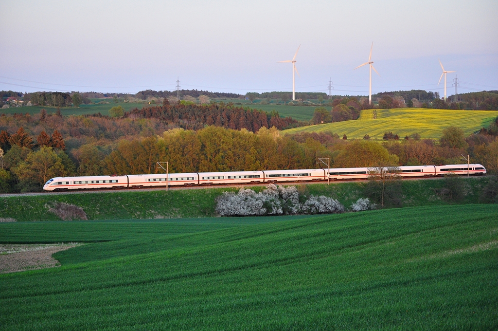 Ein unerkannter ICE-T rauscht als ICE 1606(Mnchen-Warnemnde) durch Sildemow und seinen vorletzten Halt Rostock Hbf fast erreicht.