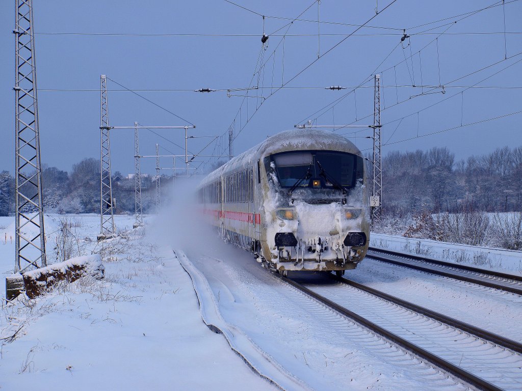 Ein vereister Intercity Steuerwagen fuhr am 30.1 durch den Bahnhof Ashausen und wurde von einer 101 geschoben.