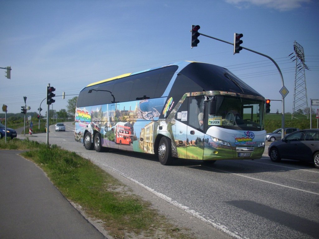 Ein Vollbeklebter Neoplan Starliner von JobTours aus Deutschland in Mukran.