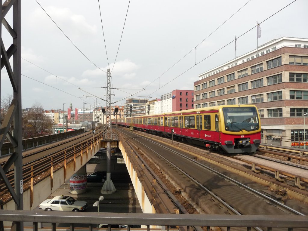 Ein Vollzug 481er erreicht Berlin-Alexanderplatz. 11.04.2012
S7 -> Ahrensfelde