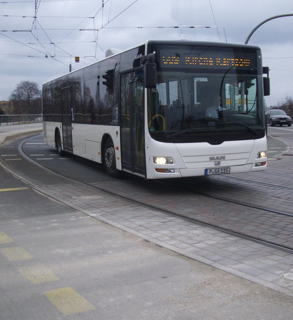 Ein weier MAN Lion's City in Potsdam.