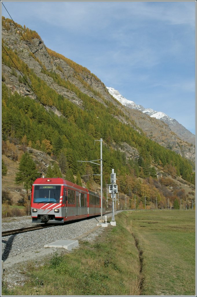 Ein  Zermatt-Shutle  unterwegs nach Zermatt. 19. Okt. 2012