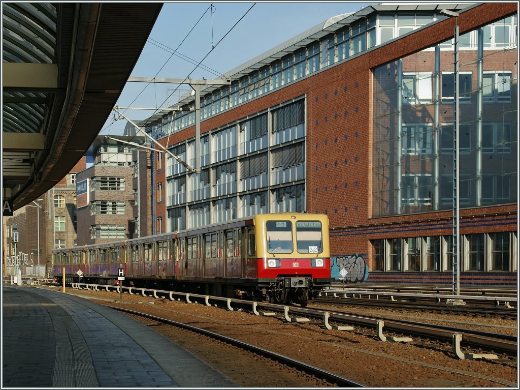 Ein Zug der S-Bahn Berlin wartet in Berlin Hbf auf einen neuen Einsatz.
18.09.2012 