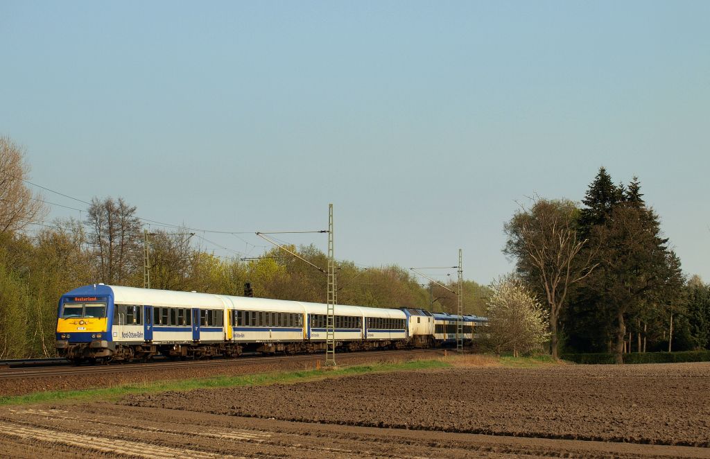 Eine 10-Wagen Einheit rollte Richtung Westerland durch Halstenbek am 19.4.11