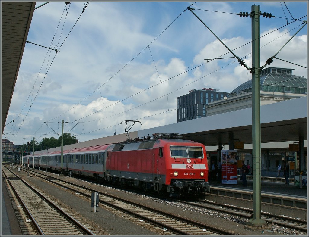 Eine 120 (statt wie gehofft eine 103) mit dem IC 119 erreicht Mannheim Hbf.
13. Juni 2013