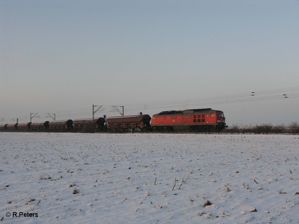 Eine 233 zieht bei Schkeuditz West ein Getreidezug in Richtung Leipzig. 23.12.09