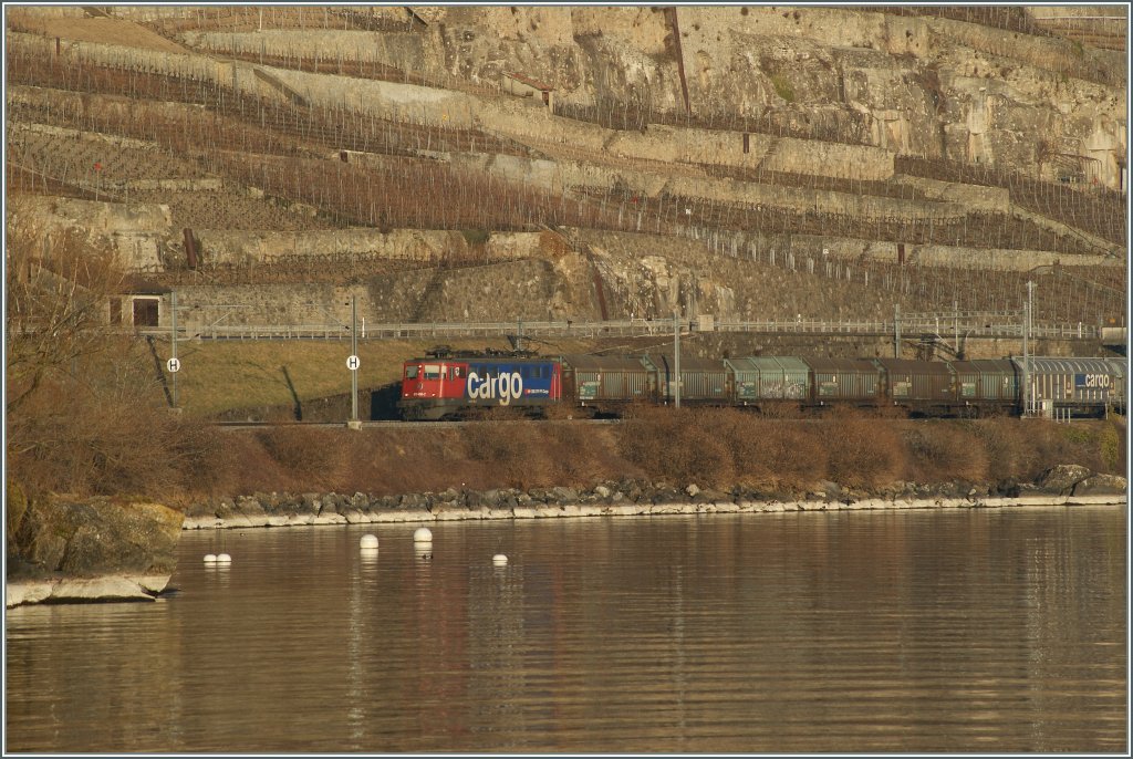 Eine Ae 6/6 mit einem Gerzug zwischen St-Saphorin und Rivaz. 
1. Mrz 2012