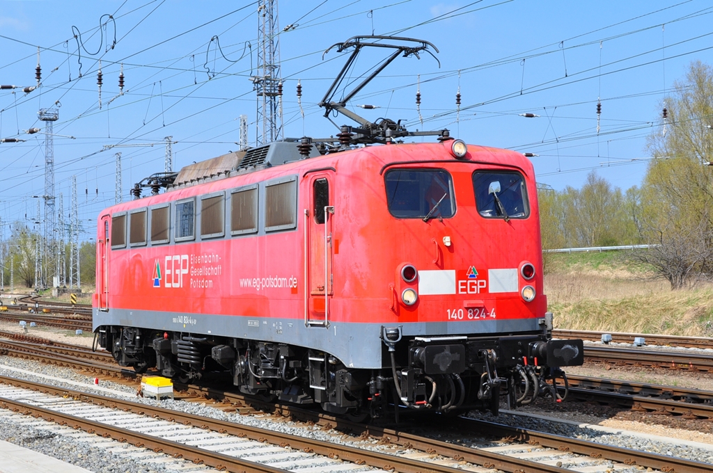 Eine alte Dame im Dienste der EGP.Die 140 824 lie ihren alten Lokkasten am 15.04.2012 in Rostock-Seehafen fotografieren.