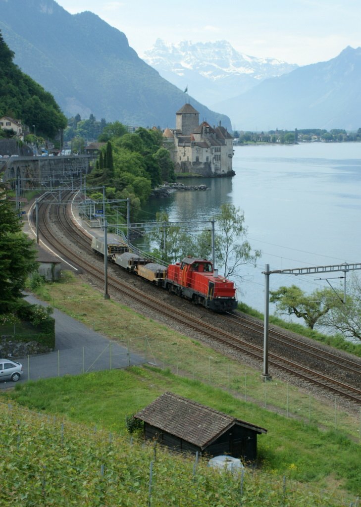 Eine Am 841 mit einem kurzen Schotterzug beim Chteau de Chillon am 8. Juni 2010.