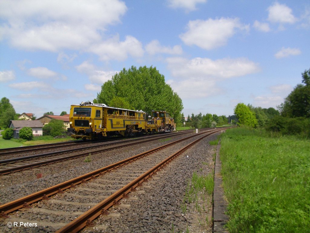 Eine Baumaschine auf dem Weg nach Sden bei Schnfeld. 04.06.10