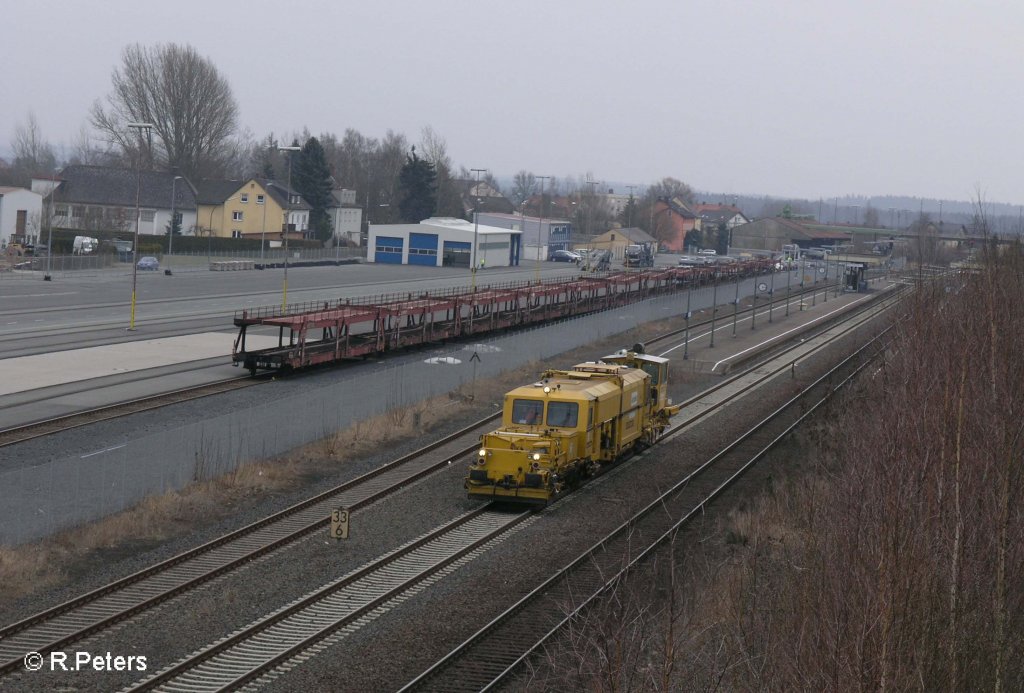 Eine Baumaschine durchfhrt Wiesau/Oberpfalz in Richtung Hof. 23.03.09