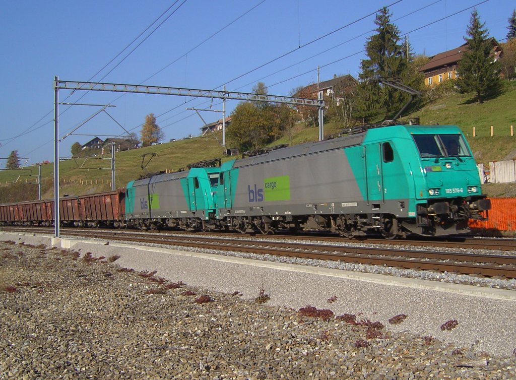 Eine BLS 185er Doppeltraktion mit einem Gterzug bei der Durchfahrt am 03.11.2007 in Heustrich Emdthal
