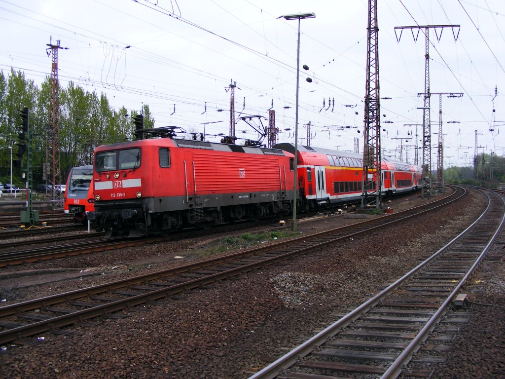 Eine DB 112 ist am 22.04.2008 mit einem Doppelstockwendezug im Essener Hauptbahnhof unterwegs.