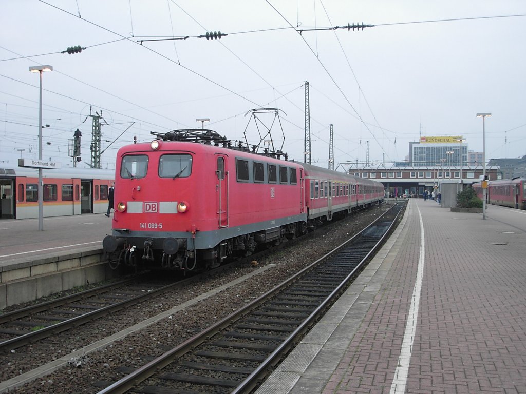 Eine DB 141 mit modernisierten Silberlingen und alten Scheinwerfern steht am 31.12.2003 im Dortmunder Hauptbahnhof.