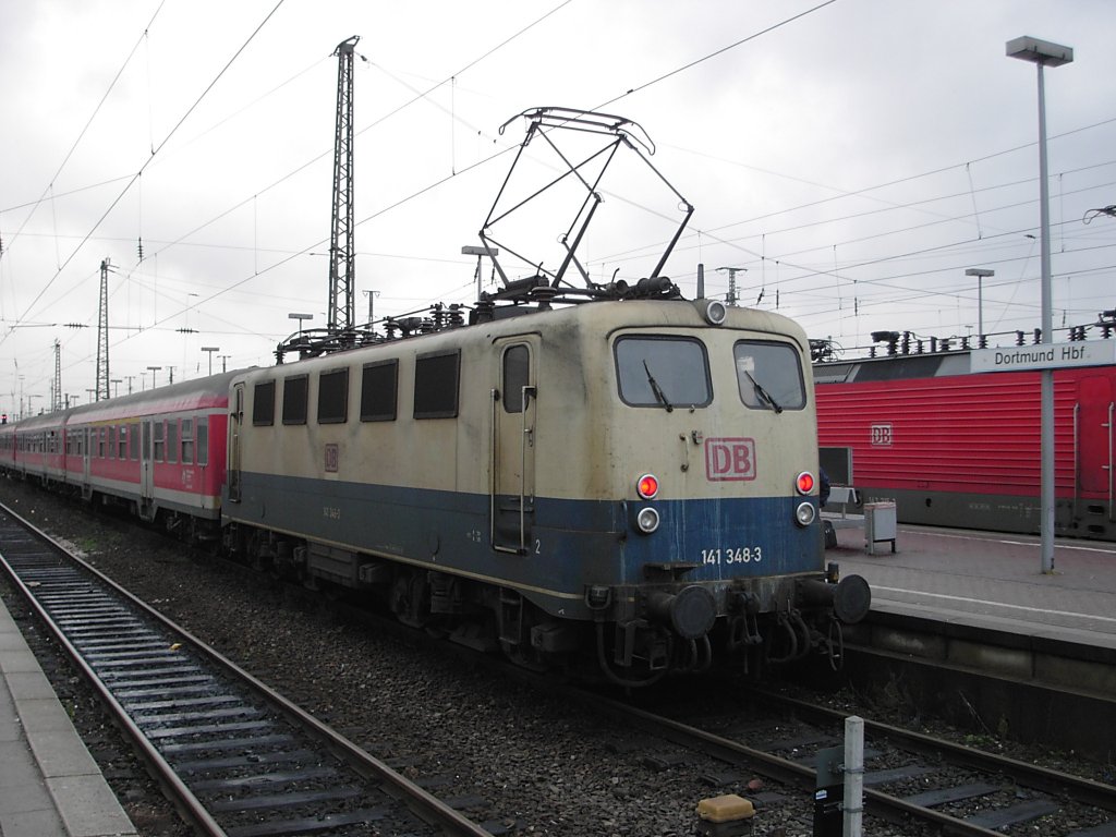 Eine DB 141 mit modernisierten Silberlingen steht am 09.01.2004 im Dortmunder Hauptbahnhof.