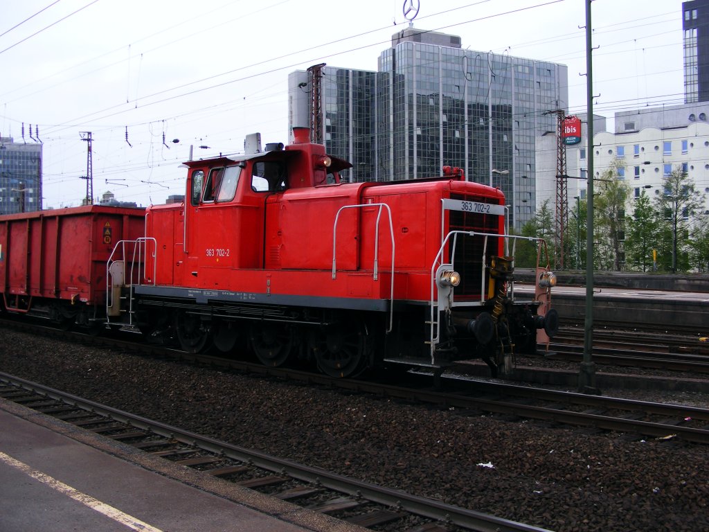 Eine DB 363 ist am 22.04.2008 mit einem Gterzug im Essener Hauptbahnhof unterwegs.