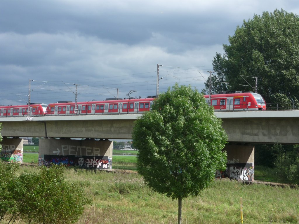 Eine Doppeltraktion 422er �berquert am 23.08.2010 die Hammer Rheinbr�cke.
S8 -> M�nchengladbach Hauptbahnhof