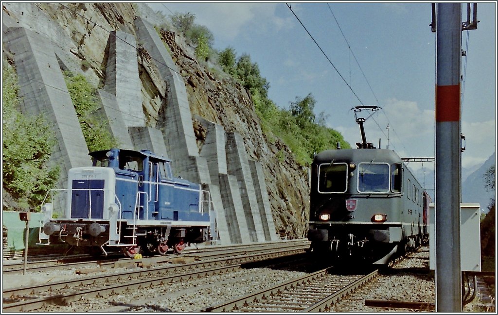 Eine ex DB 260 in Ausserberg, whrend auf Gleis drei ein Gterzug Richtung Norden durchfhrt.
Sept. 1996/Gescanntes Negativ