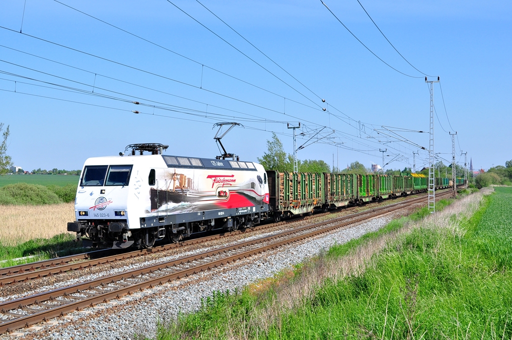 Eine faustdicke berraschung!!Die Press 145 023 in ihrer attraktiven Fleischmann Werbung rollt am 21.05.2012 mit einem Holzzug durch Sildemow in Richtung Schwerin.