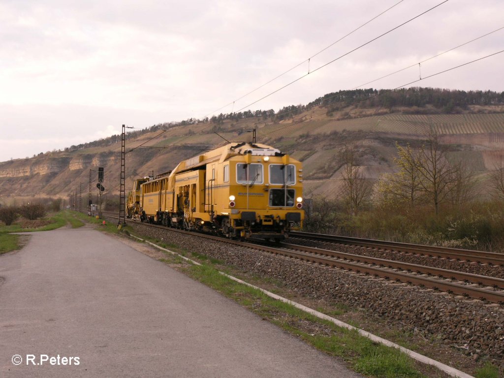 Eine Gleisbaumaschine kurz vor Thngersheim in Richtung Wrzburg. 12.04.08