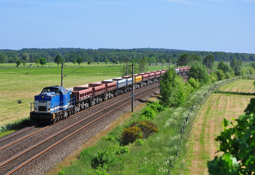 Eine leichte Staubfahne zog die Spitzke V100-004 hinter sich her.Geknipst am 26.05.2012 in Ramelsloh. 