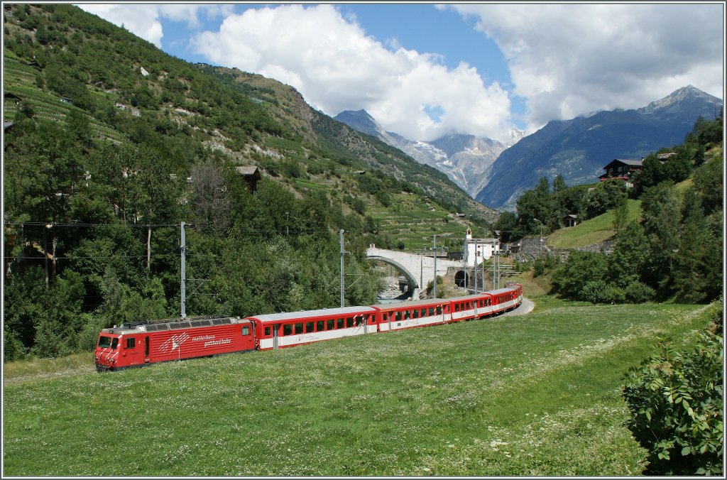 Eine MGB HGe 4/4 mit einem Regioanlzug nach Neubrck. 
22.07.2012