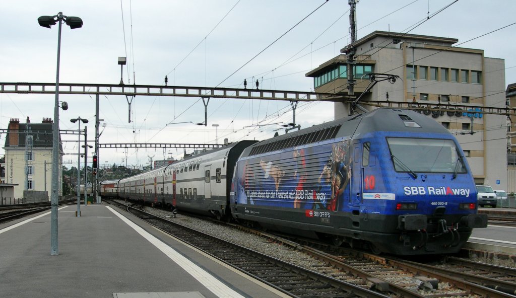 Eine neu Werbelok: die SBB Re 460 050-8  10 Jahre RailAway  mit IC nach Genve-Aroport am 20. Mai 2010. 