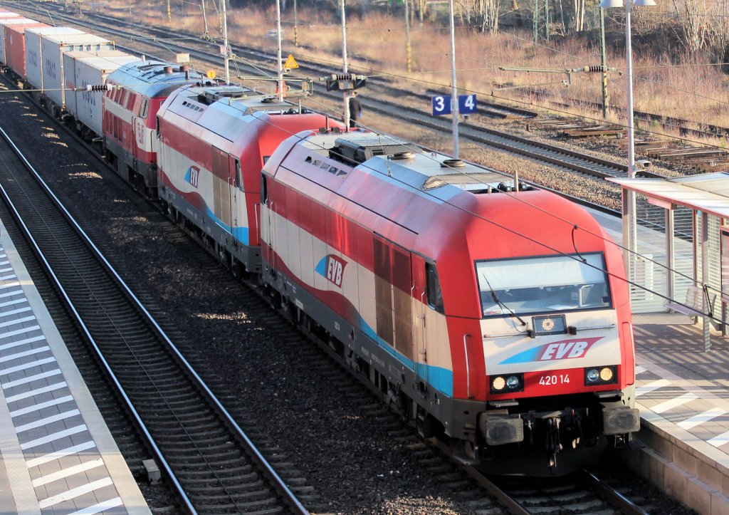 Eine nicht alltägliche (schöne) EVB Garnitur, angeführt von der  420 14 , einen weiteren EVB Herkules und der guten, alten  420 01  durchfahren mit einen vollen Containerzug den Bf Tostedt in Richtung Bremen. Datum 26.01.2012