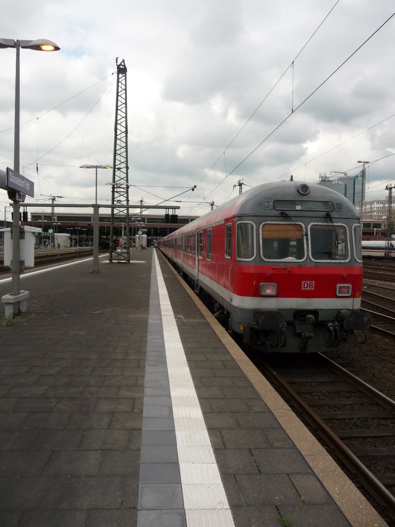 Eine nicht beschilderte n-Wagen-Garnitur f�hrt in den D�sseldorfer Hauptbahnhof ein. 03.05.2012
